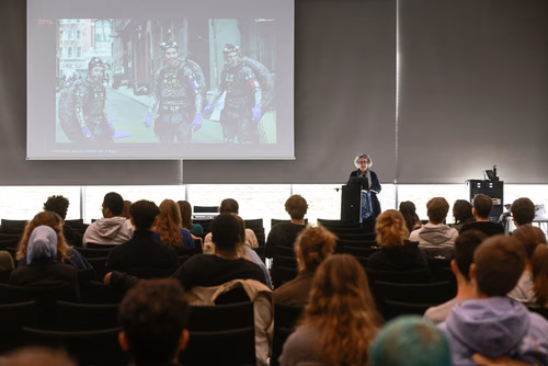 Un événement d’envergure pour préparer son avenir. Comme chaque année, l’EPFL, via son Service de promotion de l’éducation et en collaboration avec ses facultés, se réjouit d'accueillir les gymnasiennes et gymnasiens sur son campus. L’École propose de venir découvrir ses filières de formation, sa communauté estudiantine, son corps enseignant, ses équipes de recherche, les divers services dédiés aux étudiantes et étudiants débutant à l’EPFL, ainsi que les multiples associations chargées d’animer la vie socia