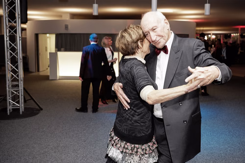 La première édition du gala EPFL Alumni a réuni près de 650 diplômé.es au Rolex Learning Center. Ils ont pu participer à une soirée festive et entendre le Prof. Patrick Aebischer – Président de l’EPFL jusqu’à fin 2016 – et le Prof. Martin Vetterli – Président de l’EPFL dès 2017 – échanger sur la transmission de Présidence.