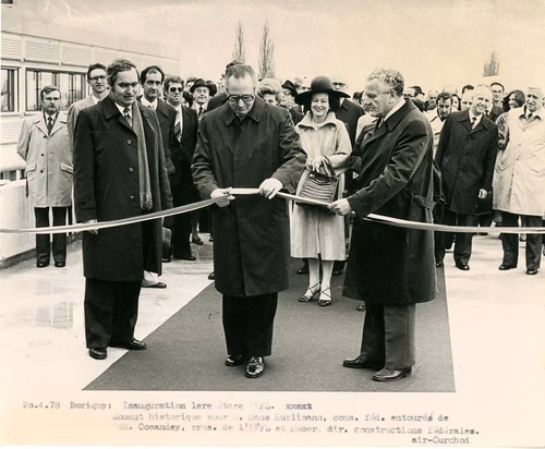 Inauguration 1re étape EPFL. Moment historique pour Hans Hürlimann, conseiller fédéral, entouré de Maurice Cosandey, président de l'EPFL et Huber, directeur des constructions fédérales.