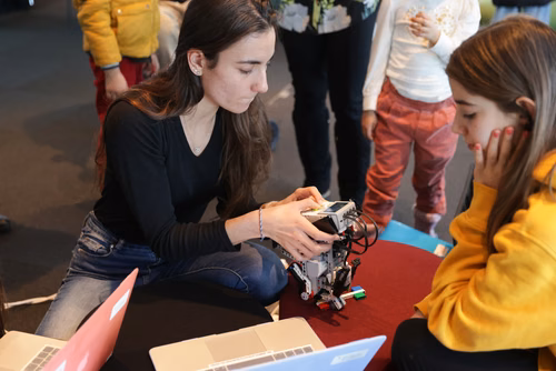 Atelier robotique pour les filles Campus Biotech, remise des attestations