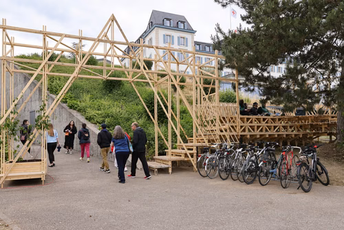 Les étudiantes et étudiants en première année d’architecture de l’EPFL investissent les espaces publics genevois. Ainsi, le Musée International de la Croix-Rouge et du Croissant-Rouge s’ouvre dans le Jardin des Nations. À Onex, l’avenue des Grandes Communes se transforme en un espace piétonnier animé. Des constructions éphémères à découvrir et à s’approprier tout l’été.
