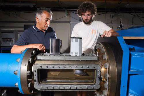 Un doctorant en génie mécanique de l’EPFL a développé une technologie ingénieuse qui permettrait d’éliminer les vibrations induites par l’écoulement dans les machines tournantes, comme les hélices de bateaux, turbines, pompes ou autres éoliennes. Sa découverte sort d’une imprimante 3D et vient d’être brevetée. Thomas Berger (à droite), doctorant, et Mohamed Farhat, directeur de thèse