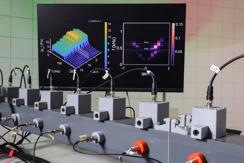 Des scientifiques de l’EPFL ont conçu un système acoustique pour dépasser les contraintes de la physique quantique et étudier comment les atomes communiquent dans la matière condensée. Ils espèrent construire la version acoustique d’un ordinateur quantique.