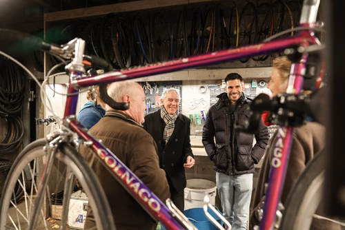 Seize ans après avoir créé le Point Vélo sur le campus de l’EPFL, Jacques Simonin a remis définitivement les outils à son successeur. Chaudement remercié par le président Martin Vetterli, il va mettre le cap sur les Antilles pour y passer l’hiver et s’y consacrer à l’énergie solaire.