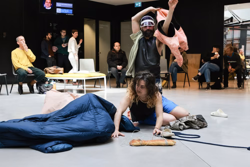 Dans le cadre du festival Les Culturelles du CDH-Culture et suite au workshop RUINED qui a permis à des étudiant·es de fabriquer une sculpture en mycelium, la performance MOLDING propose un ensemble de gestes performatifs dans le prolongement de l’œuvre vivante.
