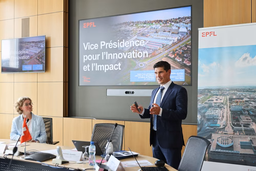 Visite d'une délégation du gouvernement vietnamien le 29 juillet 2025 à l'EPFL. Parmi le groupe, S.E. M. Le Thanh Long, Vice-premier ministre, et S.E. M. Nguyen Duc Hai, Vice-Président de l’Assemblée nationale, ainsi que des représentants de ministères clés et d’institutions nationales. La délégation a été accueillie par Ambrogio Fasoli, Vice-président pour les Affaires Académiques de l’EPFL, par Antoine Jourdan, directeur de SIP West EPFL et par Gillian Olivieri, directrice adjointe des Affaires internatio