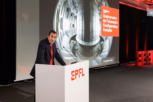 On September 21st, EPFL celebrate the 30th anniversary of its flagship experiment, the Tokamak à Configuration Variable (TCV). Operated by the Swiss Plasma Center as part of the EUROfusion Consortium, it is one of the key European facilities for the ITER project, which aims to demonstrate the scientific and technological feasibility of fusion as an energy source, and the development of DEMO, whose objective is to prove its commercial feasibility. The TCV Tokamak represents a major asset in the global effort