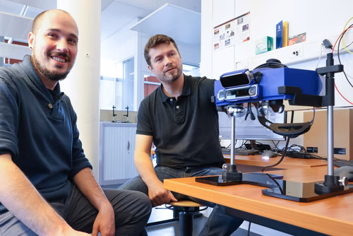 Dans un monde où réalité augmentée et réalité virtuelle pourraient devenir notre quotidien, le système light-field développé par Creal, spin-off de l’EPFL, crée un confort visuel qui pourrait faire la différence. La dernière version de son système est présentée cette semaine à l’Augmented World Expo aux États-Unis.