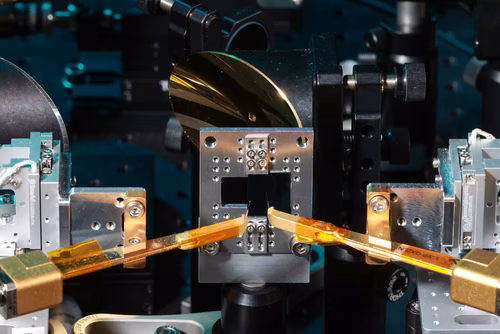 Des chercheuses et chercheurs de l’EPFL, en collaboration avec l’Université de Harvard et l’ETH Zurich, ont mis au point un nouveau circuit en couche mince qui génère des ondes de fréquence térahertz adaptables avec précision lorsqu’il est connecté à un faisceau laser.