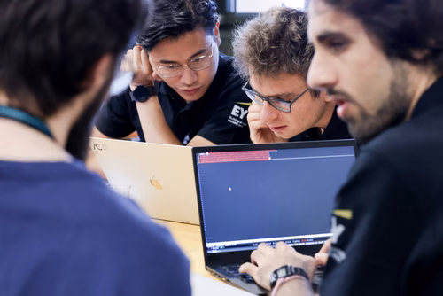Capture The Flag (capture du drapeau) ou CTF est une compétition de cybersécurité dont le but est de faire de l’ingénierie inverse, de décrypter et de pirater des systèmes informatiques pour capturer des drapeaux et gagner des points pour son équipe. Final
