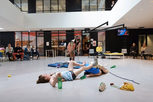 Dans le cadre du festival Les Culturelles du CDH-Culture et suite au workshop RUINED qui a permis à des étudiant·es de fabriquer une sculpture en mycelium, la performance MOLDING propose un ensemble de gestes performatifs dans le prolongement de l’œuvre vivante.