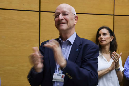A l'occasion du dernier cours de Claude Nicollier, ses amis, collègues et famille lui ont fait la surprise d'être présents