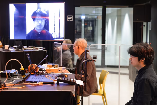 Dans le cadre de l'exposition actuelle Musica ex Machina, des artistes-chercheur·euses de l'Orpheus Instituut de Gand (BE) explorent l'espace intermédiaire. Ils·elles présentent des instruments nouveaux et étendus, des interfaces inédites, des objets quotidiens réaffectés et l'espace lui-même. Nous faisons l'expérience de l'interaction entre musiciens et algorithmes, de la mécanique à l'IA, dans la composition, l'improvisation et l'installation, pour sonder la technicité inhérente à la musique et à la fabri