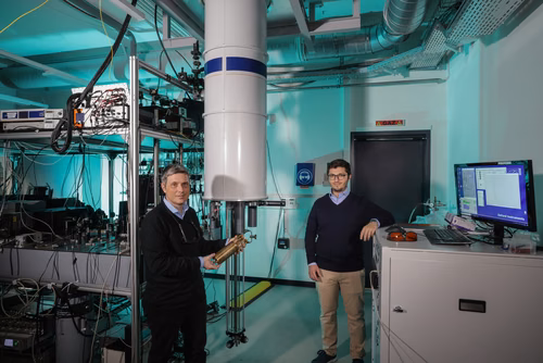 Des ingénieurs de l’EPFL ont créé un dispositif capable de convertir efficacement la chaleur en tension électrique à des températures inférieures à celles présentes dans l’Espace. Cette innovation pourrait permettre de surmonter un obstacle de taille au développement des technologies d’informatique quantique, qui nécessitent des températures extrêmement basses pour un fonctionnement optimal.
