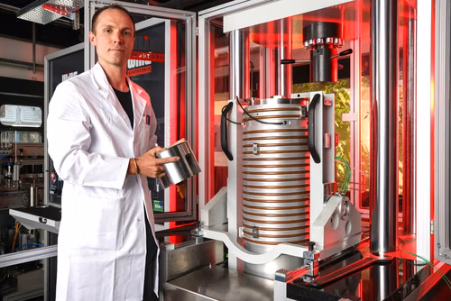 Des scientifiques de l’EPFL apportent de nouvelles réponses à l’exploration de la géothermie de très grande profondeur, dite supercritique. Grâce à des simulations et des expériences en laboratoire, ils ont pu démontrer que la roche située entre cinq et huit kilomètres dans la croûte terrestre est aussi perméable aux fluides.