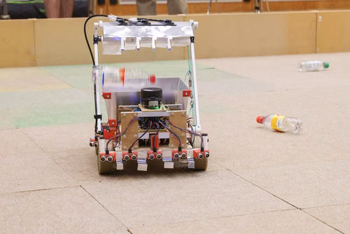 Quatre équipes de trois étudiants ont travaillé pendant un semestre pour concevoir et construire un robot de A à Z. Lors de la compétition, chacun des robots aura 10 minutes pour récolter le plus grand nombre de bouteilles vides et les ramener à la station de recyclage.