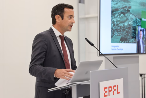 Après 3 ans de travaux, l’EPFL inaugure aujourd’hui sa nouvelle centrale thermique qui permet au campus lausannois de se chauffer et de se refroidir intégralement avec l’eau du lac et en exploitant la chaleur dégagée par son centre de données. Pour l’École, il s’agit d’une étape majeure en vue d’atteindre la neutralité carbone. Vassilis Venizelos, conseiller d'Etat
