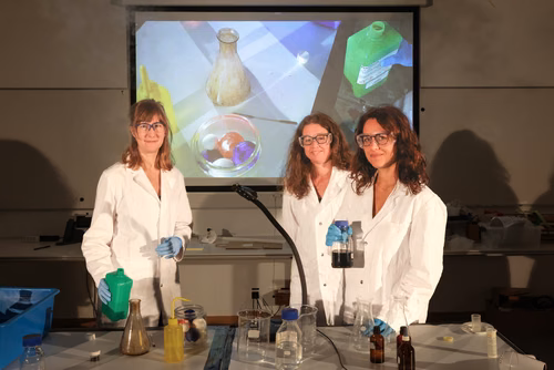 Marion Albertini, Fabrizia Dutto et Pauline Ruffiot sont médiatrices scientifiques au Service de promotion des sciences. Ce dernier propose un vaste panel d’activités pour le public et les jeunes, en particulier pour les filles.