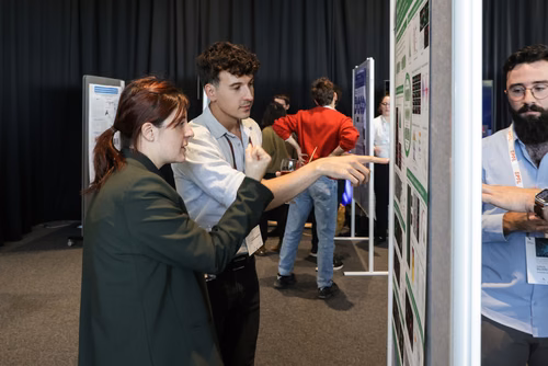 The theme of the conference is “Enabling Discovery by Integrating Microscopy, Machine Learning, and Automation”. The first of its kind in the field, it will bring together about 150 scientists from Europe and abroad working at the forefront of imaging, AI, and hardware development to re-imagine the microscope of the future. Posters session
