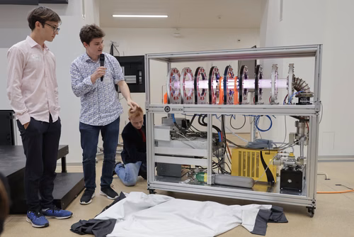 After two months of conducting research in an EPFL laboratory, the interns will present their research projects in the form of a poster or a short oral presentation (My research in 180 sec) to a selected audience including professors, donors, organizers as well as the cohort of interns.