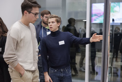 After two months of conducting research in an EPFL laboratory, the interns will present their research projects in the form of a poster or a short oral presentation (My research in 180 sec) to a selected audience including professors, donors, organizers as well as the cohort of interns.