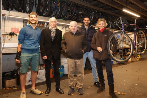 Seize ans après avoir créé le Point Vélo sur le campus de l’EPFL, Jacques Simonin a remis définitivement les outils à son successeur. Chaudement remercié par le président Martin Vetterli, il va mettre le cap sur les Antilles pour y passer l’hiver et s’y consacrer à l’énergie solaire.