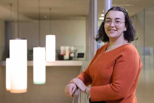 Kenza Rhachi est une étudiante curieuse du monde et passionnée par l'éducation. Originaire du Maroc, elle a effectué son Bachelor et son Master en sciences de la vie, à l'EPFL, où elle a intégré le corps d’assistanat.