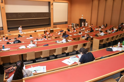 Le championnat des jeux mathématiques et logiques est une compétition populaire et scolaire organisée chaque année à l’échelon européen. Il voit s’affronter des passionné·e·s de mathématiques de toutes générations venus d’une douzaine de pays. Sa finale internationale, qui a traditionnellement lieu à Paris, sera cette année organisée à Lausanne (EPFL). La FSJM gère depuis plus de 30 ans l’organisation de ce championnat en Suisse. Finale sur le Campus EPFL