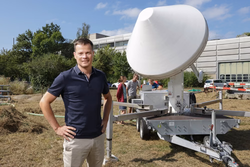 Spécialisé dans l’étude des précipitations et les radars, Alexis Berne met volontiers le cap sur l’Antarctique dans le cadre de ses recherches. Ses étudiantes et étudiants ne lui tiennent pas rigueur de ses absences prolongées: ils lui ont décerné le prix du meilleur enseignant 2024 de la section Science et ingénierie de l’environnement.