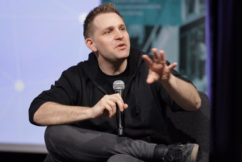 Max Schrems est une figure clé dans le domaine de la protection des données internationales, salué pour ses efforts juridiques novateurs visant à défendre les droits individuels en matière de données.