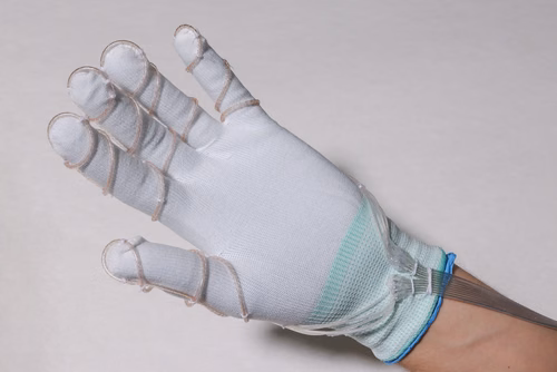 Des scientifiques de l’EPFL ont mis au point des pompes en forme de fibre qui permettent de tisser des circuits fluidiques haute pression dans les textiles sans pompe externe. Les exosquelettes souples, les vêtements thermorégulateurs et les systèmes haptiques immersifs peuvent ainsi être alimentés par des pompes cousues dans le tissu de ces dispositifs. Laboratoire des microsystèmes souples (LMTS)