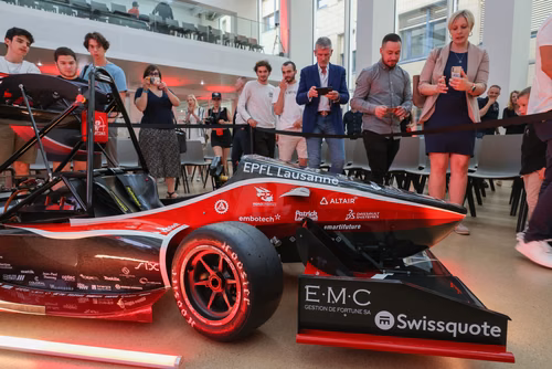L’équipe a dévoilé mercredi soir sa nouvelle voiture de Formula Student électrique dans le nouveau makerspace de l’EPFL. Elle participera à quatre compétitions cet été en Europe. Artemis, la nouvelle voiture de Formula Student de l'EPFL Racing Team.