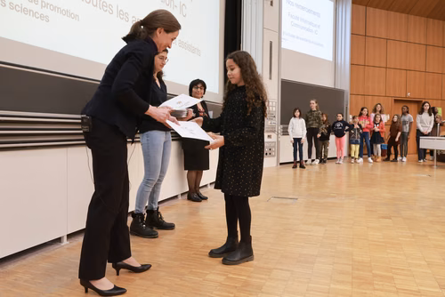 Journée à la découverte des Sciences Remise attestations "Internet & Code pour les filles" Service de la promotion des Sciences de l'EPFL 