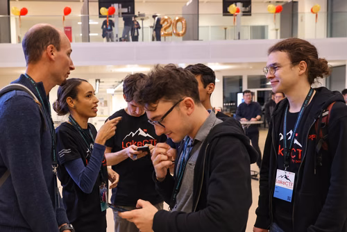 Cette année, la Faculté informatique et communications célèbre son 20e anniversaire, une étape importante dans un domaine qui s’est transformé au cours des deux dernières décennies. Durant cette période, des milliers d’étudiantes et étudiants en bachelor, en master et en doctorat ont obtenu leur diplôme, et ont ensuite contribuer à l’évolution de la branche, tant dans le milieu universitaire que dans le secteur privé.
