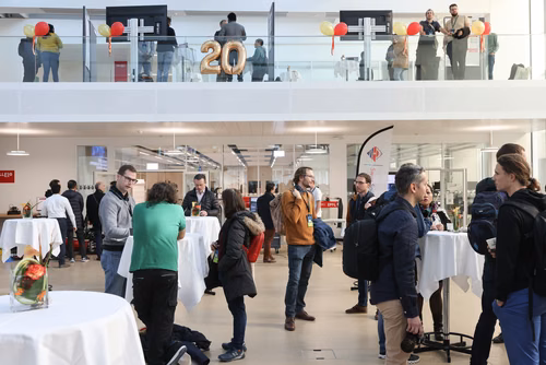 Cette année, la Faculté informatique et communications célèbre son 20e anniversaire, une étape importante dans un domaine qui s’est transformé au cours des deux dernières décennies. Durant cette période, des milliers d’étudiantes et étudiants en bachelor, en master et en doctorat ont obtenu leur diplôme, et ont ensuite contribuer à l’évolution de la branche, tant dans le milieu universitaire que dans le secteur privé.