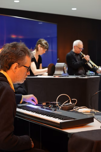 Dans le cadre de l'exposition actuelle Musica ex Machina, des artistes-chercheur·euses de l'Orpheus Instituut de Gand (BE) explorent l'espace intermédiaire. Ils·elles présentent des instruments nouveaux et étendus, des interfaces inédites, des objets quotidiens réaffectés et l'espace lui-même. Nous faisons l'expérience de l'interaction entre musiciens et algorithmes, de la mécanique à l'IA, dans la composition, l'improvisation et l'installation, pour sonder la technicité inhérente à la musique et à la fabri