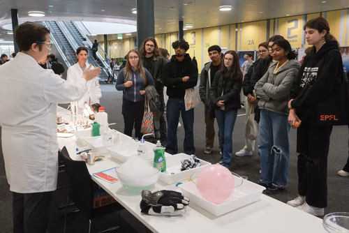Un événement d’envergure pour préparer son avenir. Comme chaque année, l’EPFL, via son Service de promotion de l’éducation et en collaboration avec ses facultés, se réjouit d'accueillir les gymnasiennes et gymnasiens sur son campus. L’École propose de venir découvrir ses filières de formation, sa communauté estudiantine, son corps enseignant, ses équipes de recherche, les divers services dédiés aux étudiantes et étudiants débutant à l’EPFL, ainsi que les multiples associations chargées d’animer la vie socia