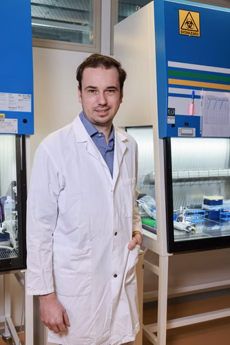 Wouter Karthaus, professeur assistant tenure track à la Faculté des sciences de la vie de l’EPFL, est passé de la chimie à la mise au point d’organoïdes. Il utilise désormais ces derniers pour étudier le cancer.
