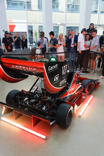 L’équipe a dévoilé mercredi soir sa nouvelle voiture de Formula Student électrique dans le nouveau makerspace de l’EPFL. Elle participera à quatre compétitions cet été en Europe. Artemis, la nouvelle voiture de Formula Student de l'EPFL Racing Team.