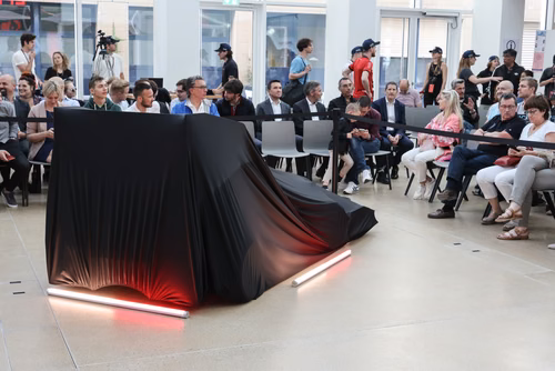 L’équipe a dévoilé mercredi soir sa nouvelle voiture de Formula Student électrique dans le nouveau makerspace de l’EPFL. Elle participera à quatre compétitions cet été en Europe. Artemis, la nouvelle voiture de Formula Student de l'EPFL Racing Team.