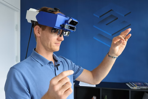Dans un monde où réalité augmentée et réalité virtuelle pourraient devenir notre quotidien, le système light-field développé par Creal, spin-off de l’EPFL, crée un confort visuel qui pourrait faire la différence. La dernière version de son système est présentée cette semaine à l’Augmented World Expo aux États-Unis.