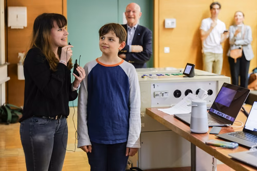 A l'occasion du dernier cours de Claude Nicollier, ses amis, collègues et famille lui ont fait la surprise d'être présents