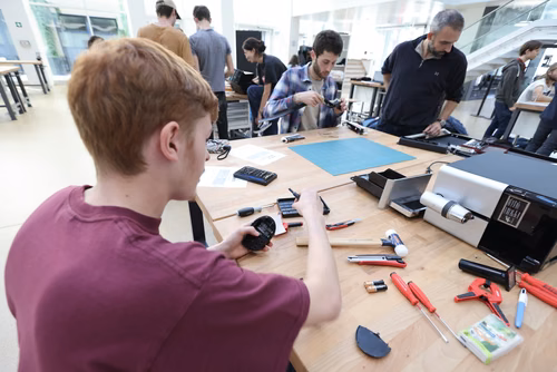 Fix N’Replace est un événement en collaboration avec les apprentis et formateurs l’école technique des métiers de Lausanne et le UP Fashion Lab de Unipoly dans le but de promouvoir la réparation des objets du quotidien. Les étudiants et collaborateurs peuvent amener leurs objets et habits défectueux et les faire réparer gratuitement !