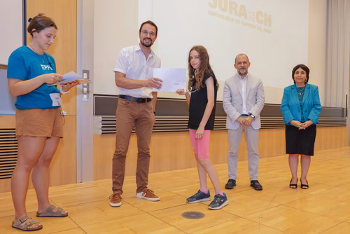 Remise des attestations aux participantes et participants aux cours organisés par le Service de Promotion des Sciences dans le canton du Jura. Avec la participation, pour cette édition, du ministre de l'enseignement, Martial Coutet et du vice-président pour l’innovation et l’impact, Edouard Bugnon