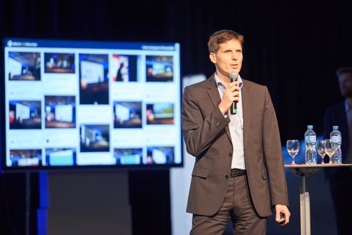 22 entrepreneurs ont participé au concours de “pitch” devant 400 personnes lors de la Startup Champions Seed Night coorganisée par l’EPFL Alumni et venturelab au Forum Rolex Learning Center. Tej Tadi (PhD SV’11), fondateur et CEO de MindMaze, était l’invité d’honneur de cette édition.