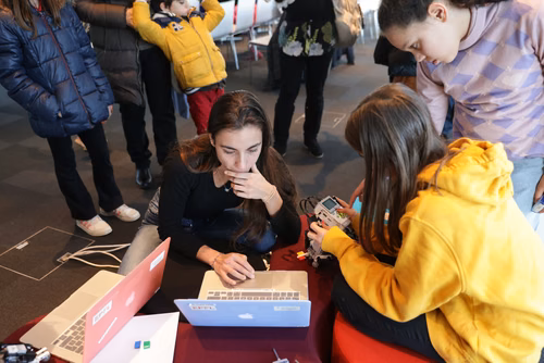 Atelier robotique pour les filles Campus Biotech, remise des attestations