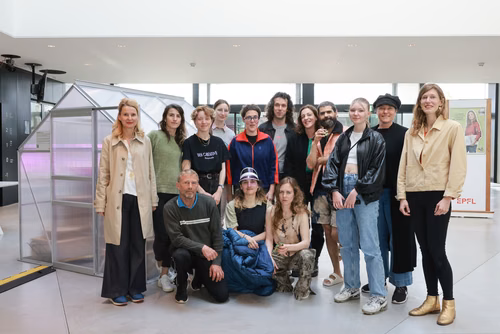 Dans le cadre du festival Les Culturelles du CDH-Culture et suite au workshop RUINED qui a permis à des étudiant·es de fabriquer une sculpture en mycelium, la performance MOLDING propose un ensemble de gestes performatifs dans le prolongement de l’œuvre vivante.