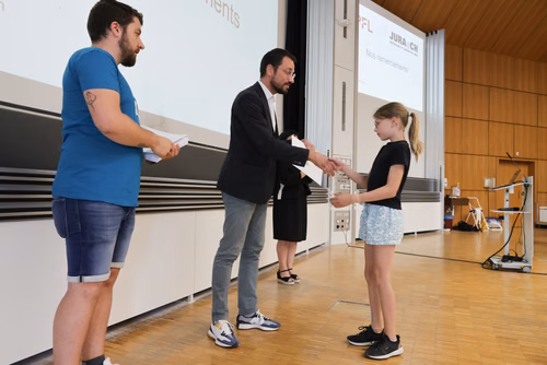Remises des attestations pour les enfants du Jura 2023 En présence du Ministre de l’éducation du Canton du Jura, M. Martial Courtet Service de promotion des Sciences 