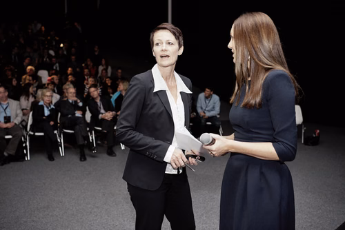 La première édition du gala EPFL Alumni a réuni près de 650 diplômé.es au Rolex Learning Center. Ils ont pu participer à une soirée festive et entendre le Prof. Patrick Aebischer – Président de l’EPFL jusqu’à fin 2016 – et le Prof. Martin Vetterli – Président de l’EPFL dès 2017 – échanger sur la transmission de Présidence.