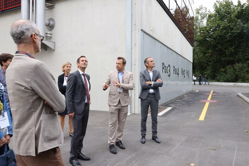 Après 3 ans de travaux, l’EPFL inaugure aujourd’hui sa nouvelle centrale thermique qui permet au campus lausannois de se chauffer et de se refroidir intégralement avec l’eau du lac et en exploitant la chaleur dégagée par son centre de données. Pour l’École, il s’agit d’une étape majeure en vue d’atteindre la neutralité carbone.